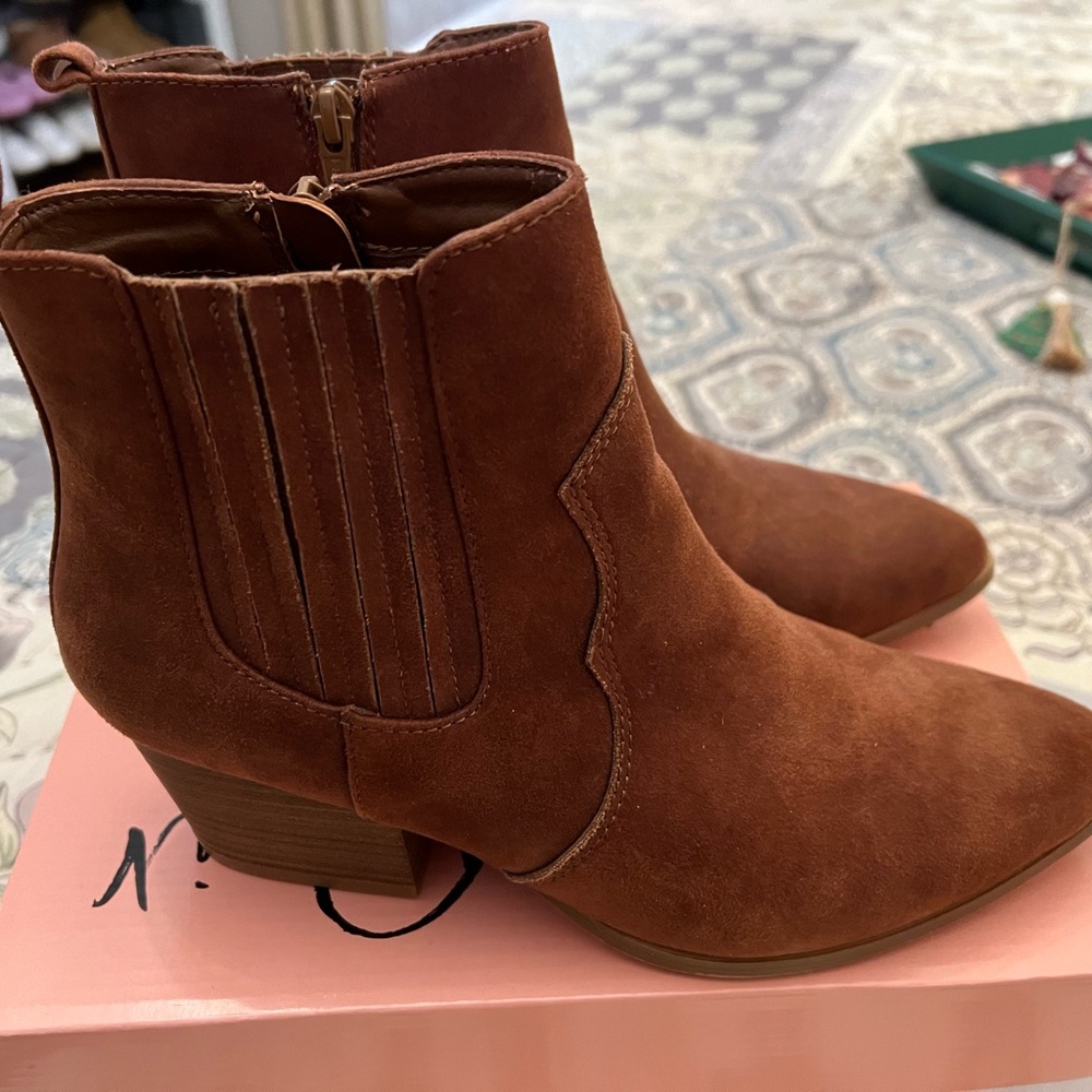 NWOT TRIED & TRU Memory Foam Booties